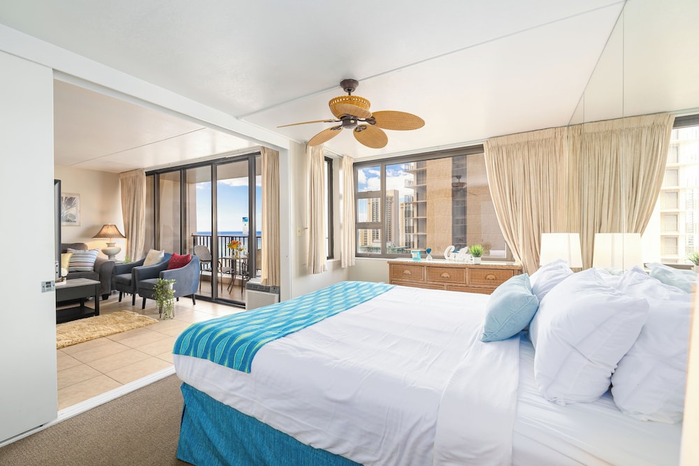 High Floor Ocean View Condo (King Bed and Parking): Condo, 1 Bedroom, Ocean View (0105) photo