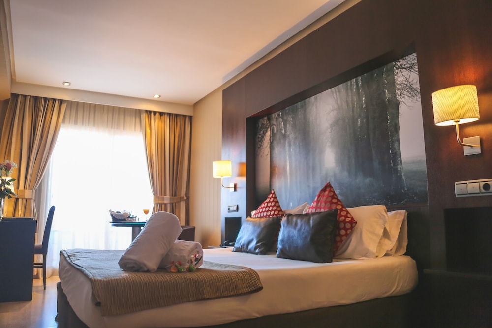 Double Room (With Extra Bed) photo 2