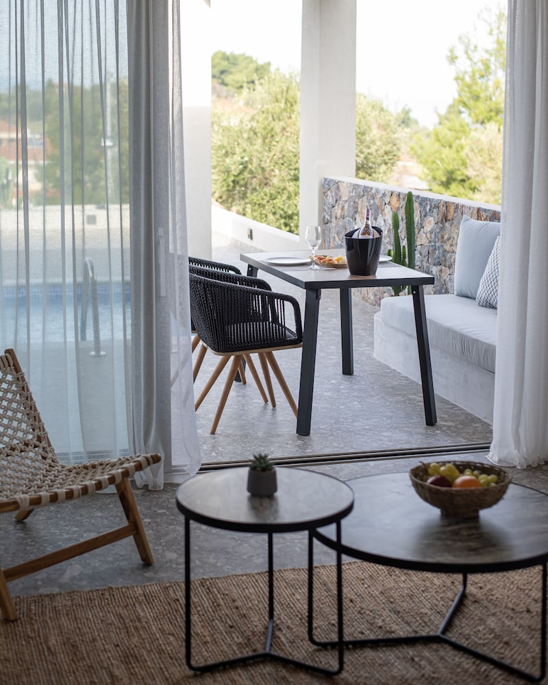 Deluxe Suite, 1 Bedroom, Private Pool photo 2