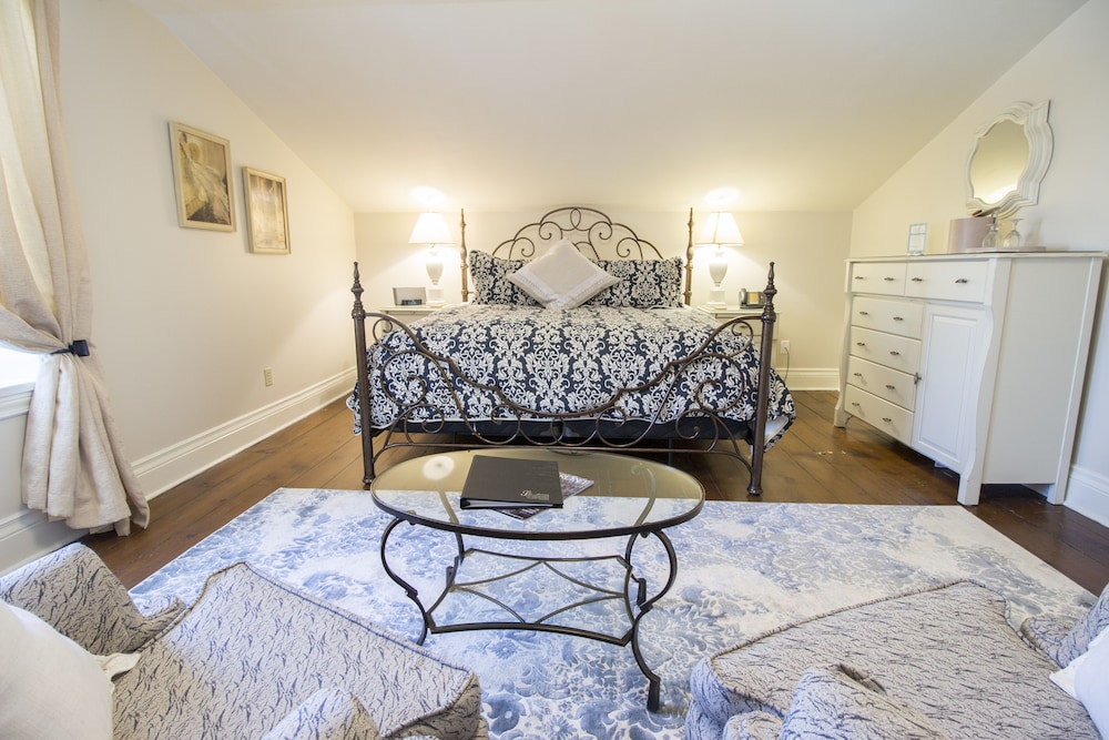 Standard Cottage, 1 King Bed photo 3