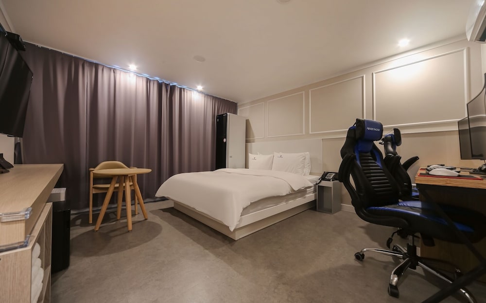 Room (Suite-service breakfast/gaming chair ) photo 2