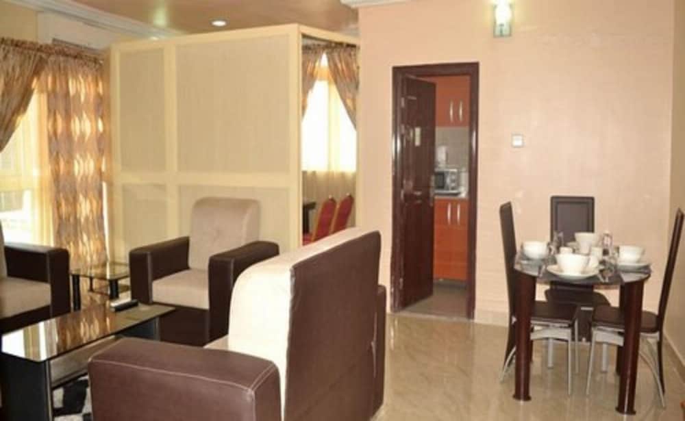 Luxury Suite - Photo 10