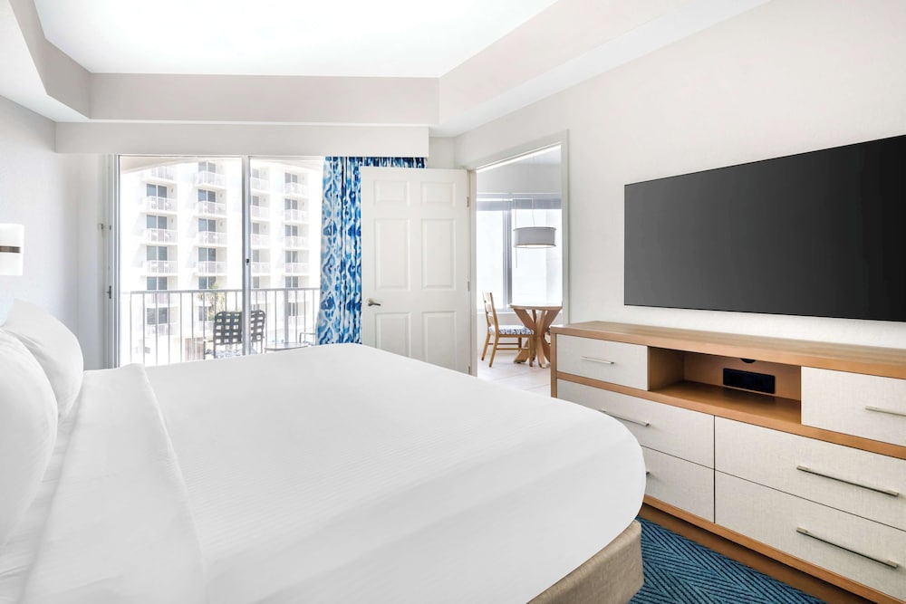 1 Bedroom Queen Suite with Balcony and Sofabed photo 2