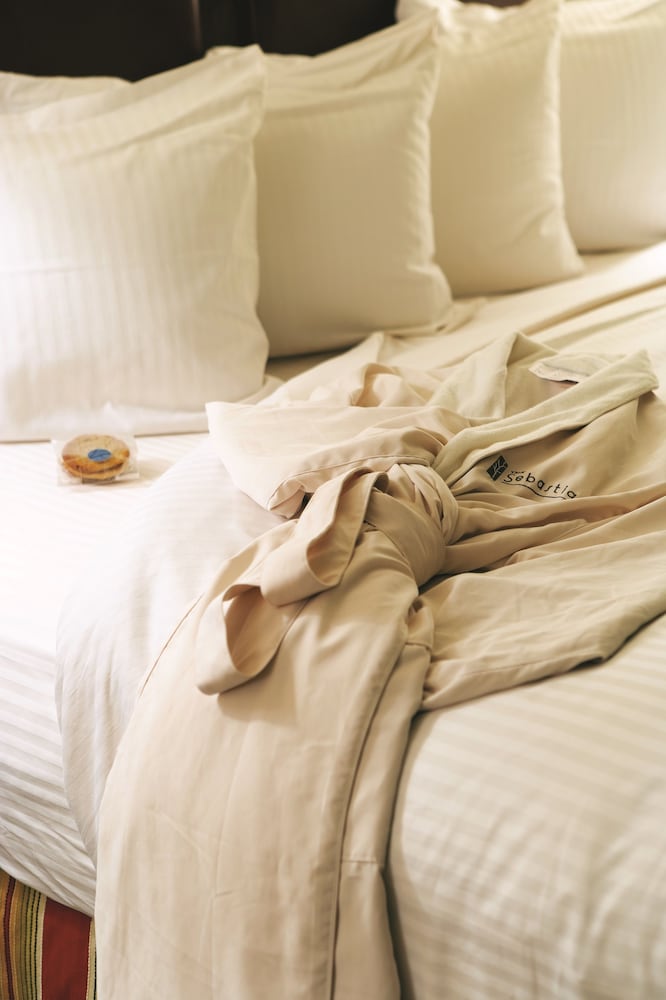 Luxury Plaza Room, 2 Queens - Photo 2