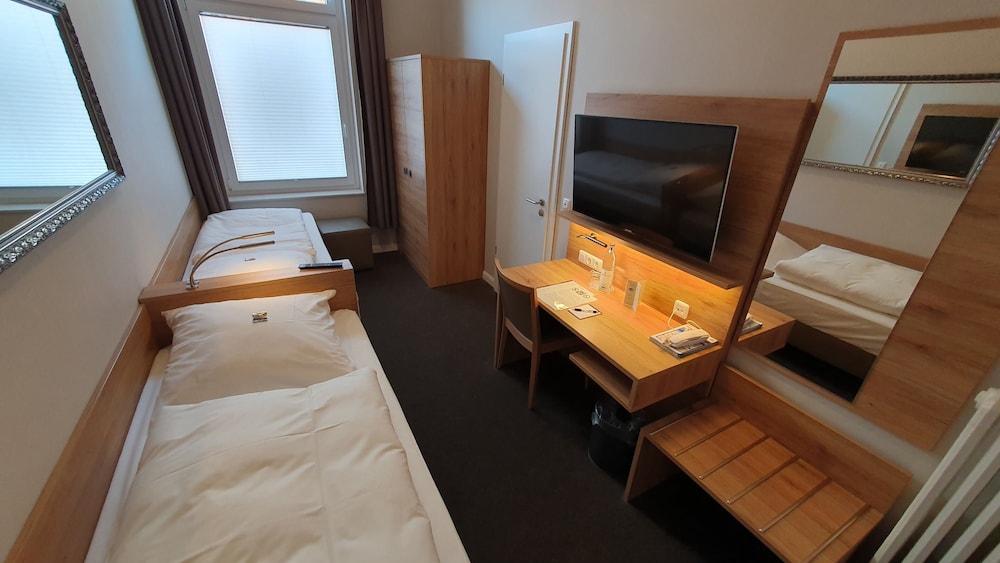 Economy Twin Room photo 2