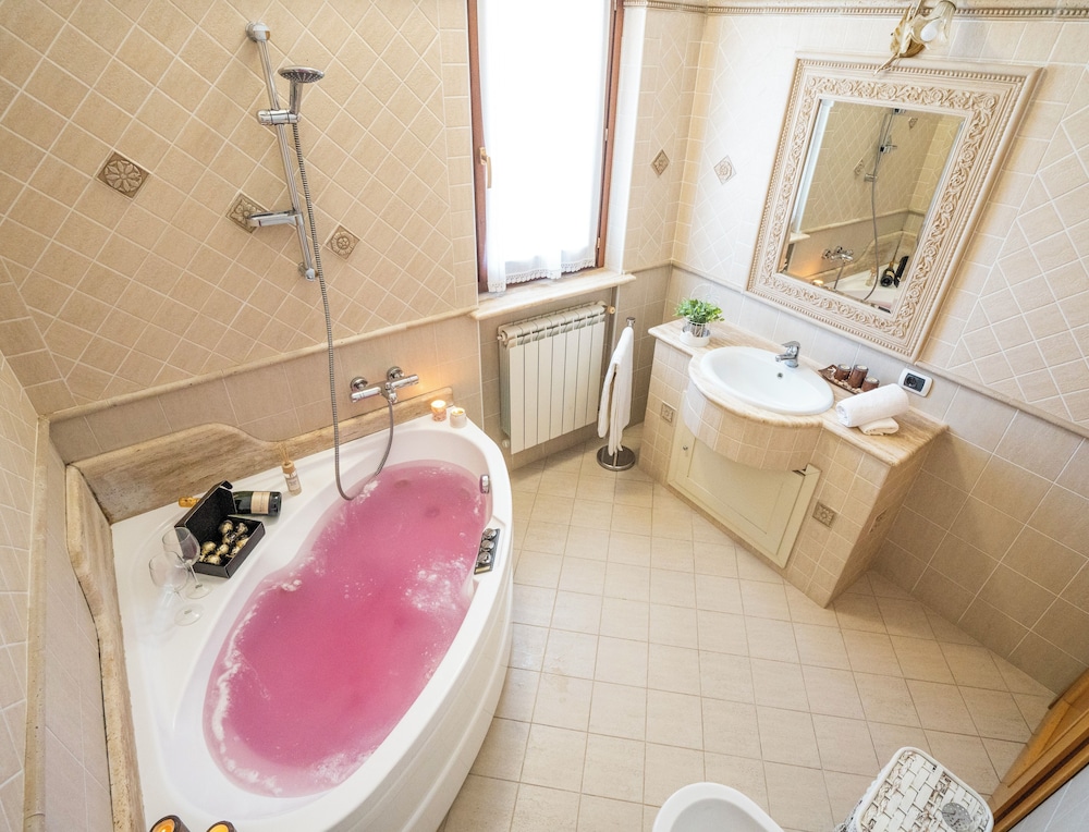 Luxury Suite, Balcony, Courtyard View