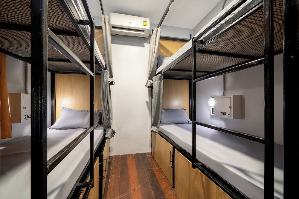 Bed in 6-Bed Dormitory (270) photo 2