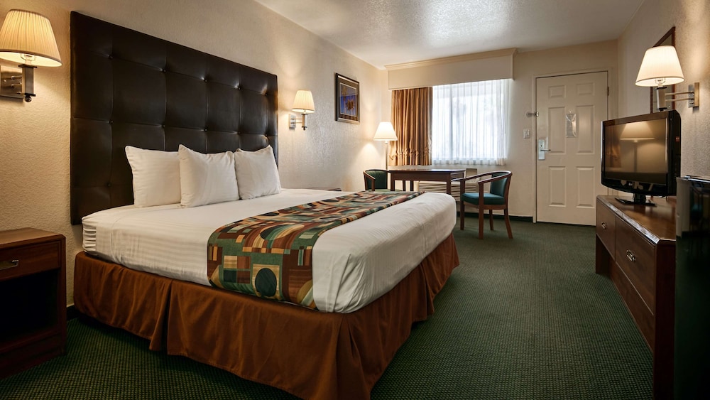 Standard Room, 1 King Bed, Accessible, Bathtub photo 3