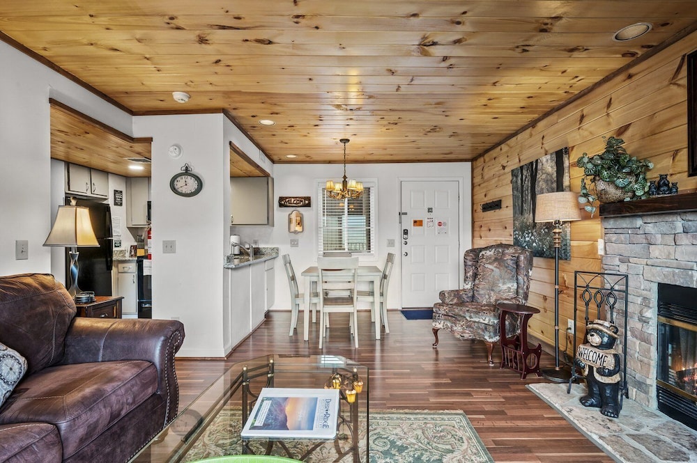 Summit View Suite | Sleeps 4 Heated Pool & Hot Tub Mountain View photo 1
