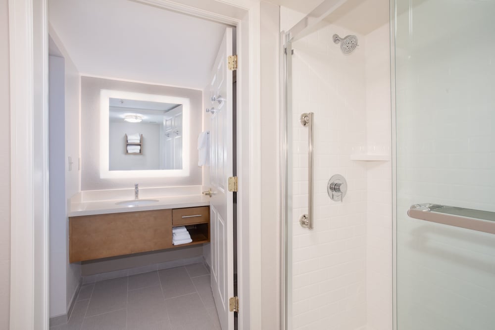 Suite, 2 Bedrooms, Accessible, Kitchen (Communications) thumbnail 5