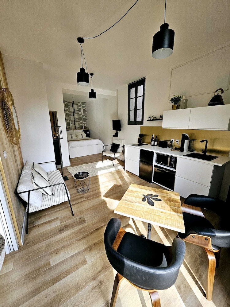 City Apartment, Private Bathroom, Pool View (Suite Curieuse)