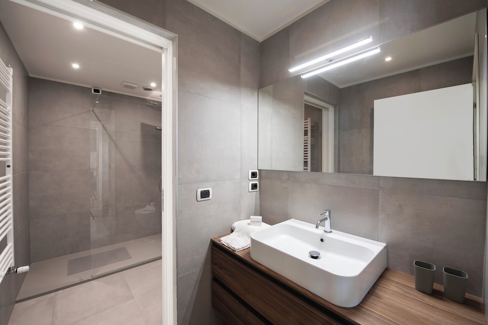Family Apartment, 2 Bedrooms, Lakeside (Porto Letizia P7)