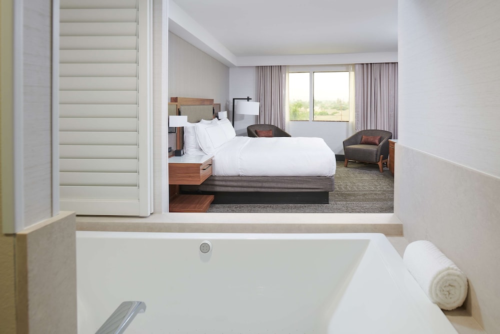 Suite, 1 King Bed, Jetted Tub (Kitchen) - Photo 2