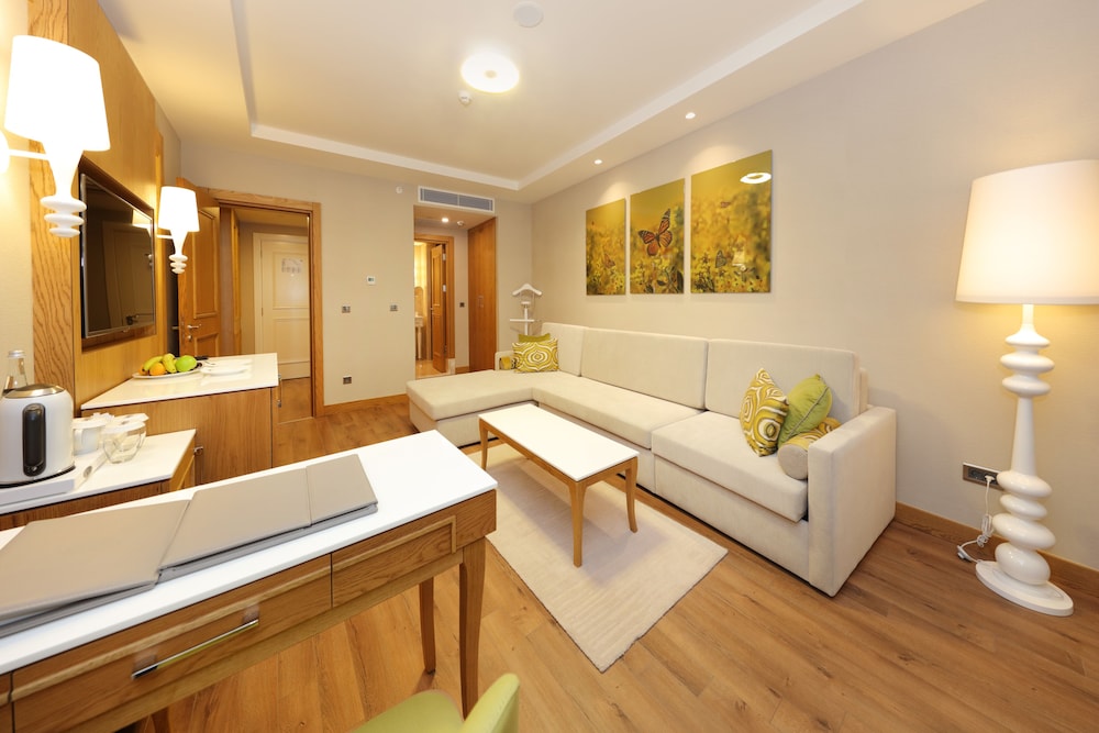 Deluxe Suite, Garden View thumbnail 5