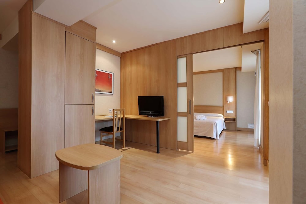 Suite (2 Adults + 2 Children) - Photo 1