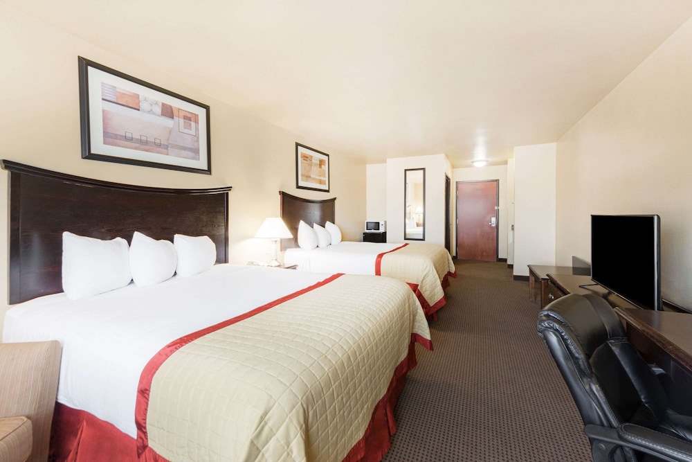 Room, 2 Queen Beds, Microwave