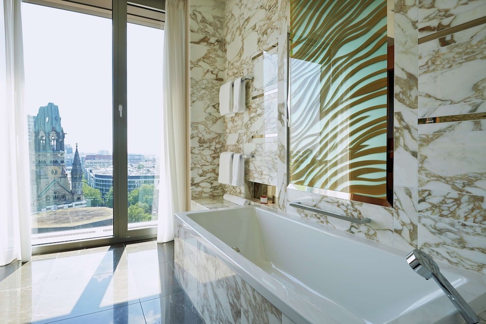 Junior Suite, 1 King Bed, City View