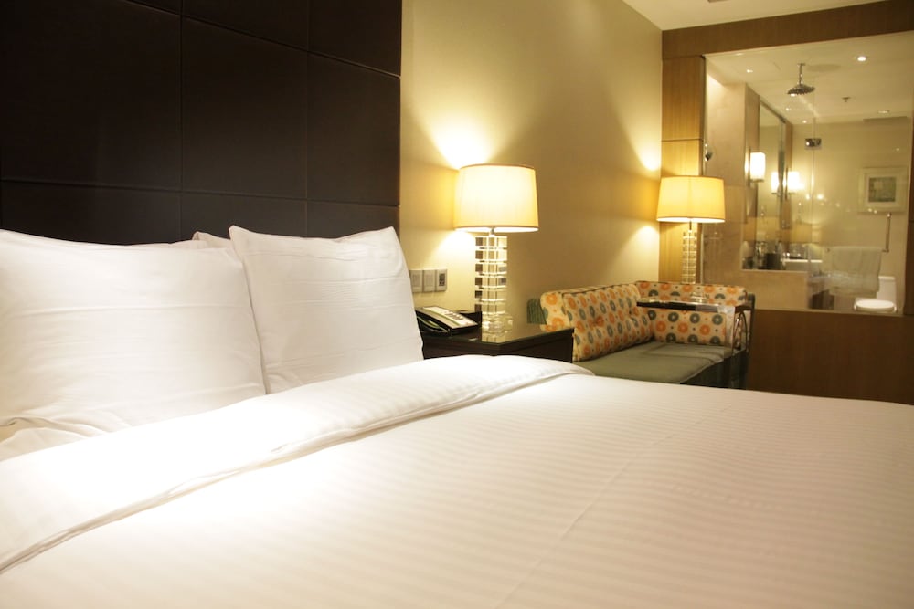 Premier Room, 1 King Bed, City View photo 3