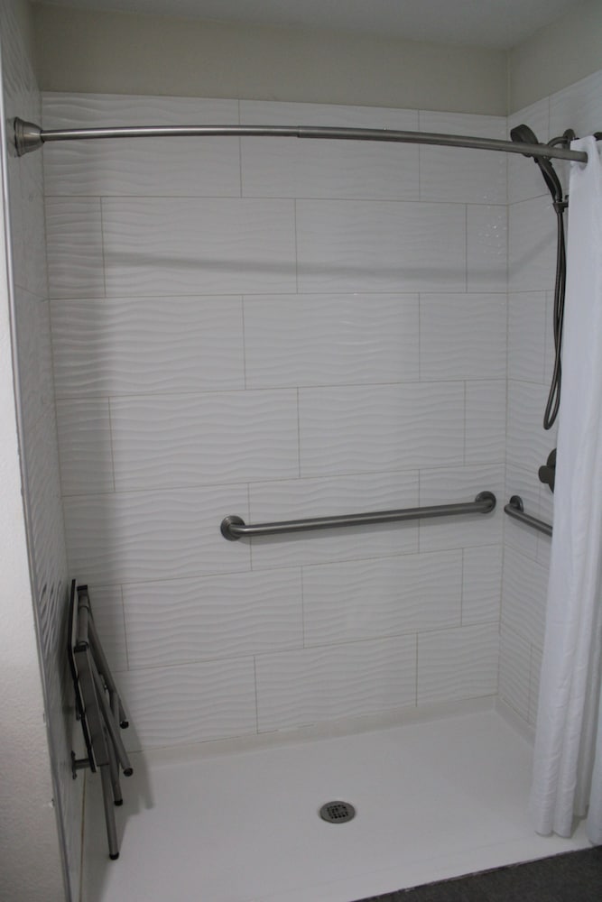 Room, 1 King Bed, Accessible, Non Smoking (Mobility, Roll-in Shower) - Photo 5