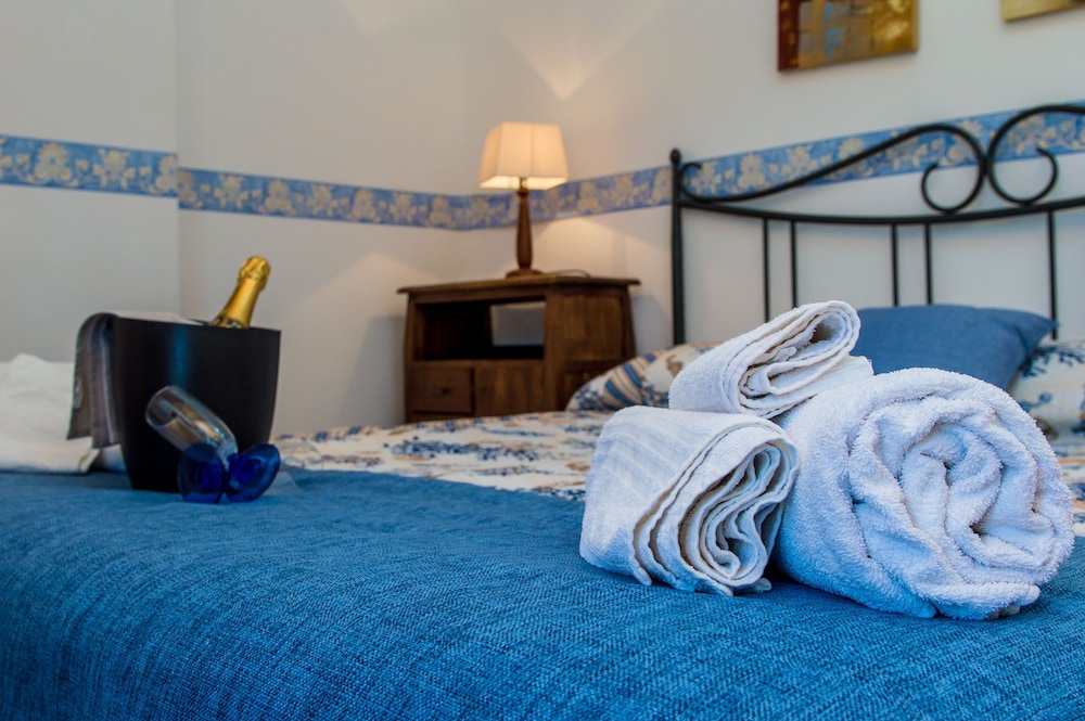 Classic Double Room, 1 Queen Bed, Private Bathroom, Tower photo 3