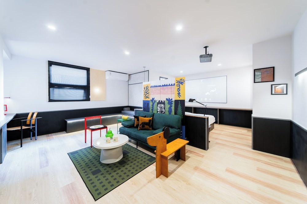 Deluxe Suite, 1 King Bed, Smoking, Housekeeping