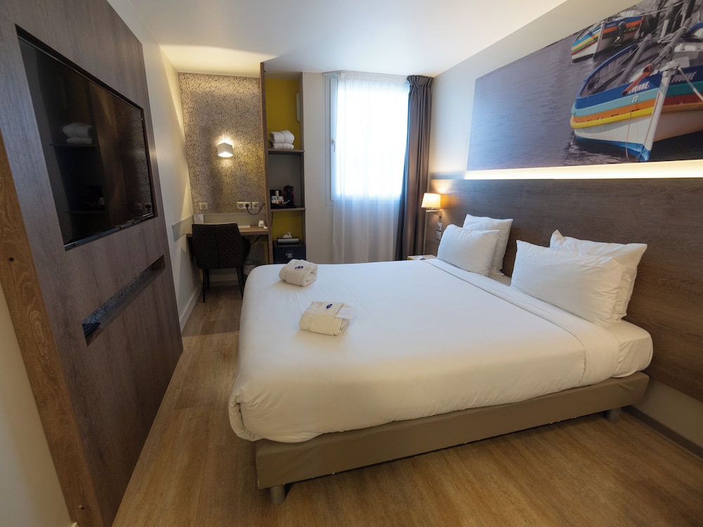 Superior Room, 1 King Bed, Non Smoking, Pool View