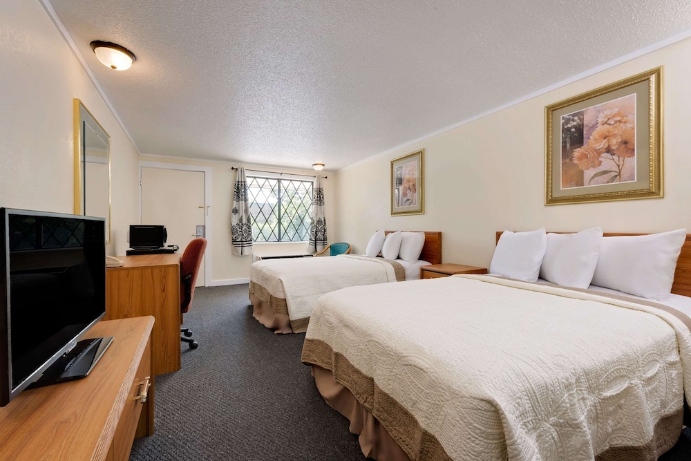 Room, 2 Double Beds - Photo 5
