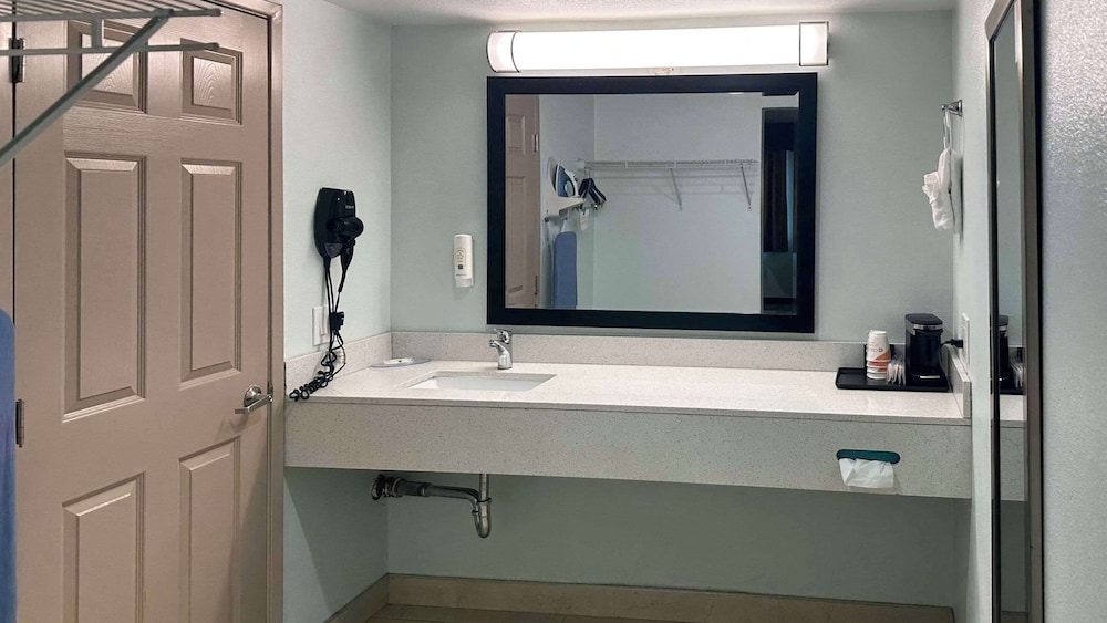 Suite, 1 Queen Bed, Non Smoking photo 3