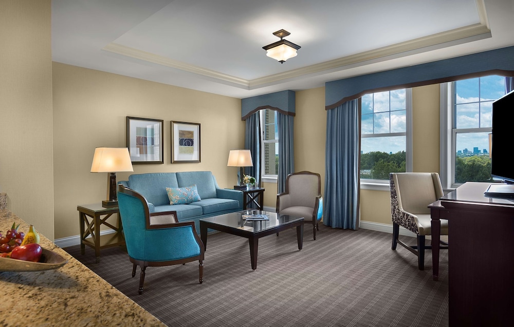 Suite, 1 King Bed - Photo 2