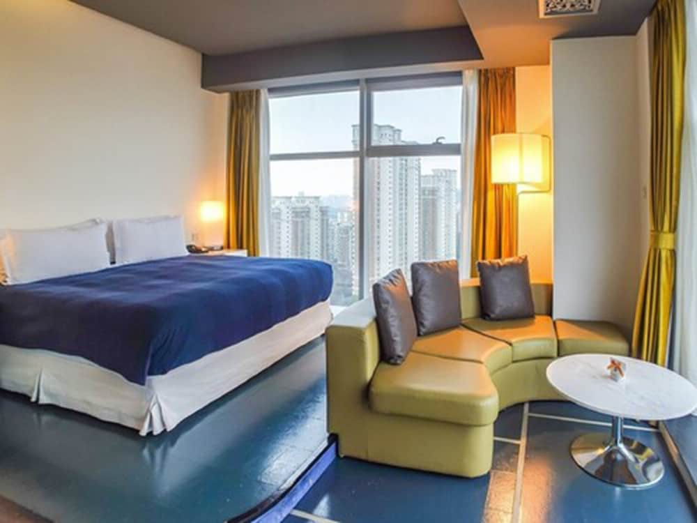 Suite, 1 King Bed (Privilege) photo 2