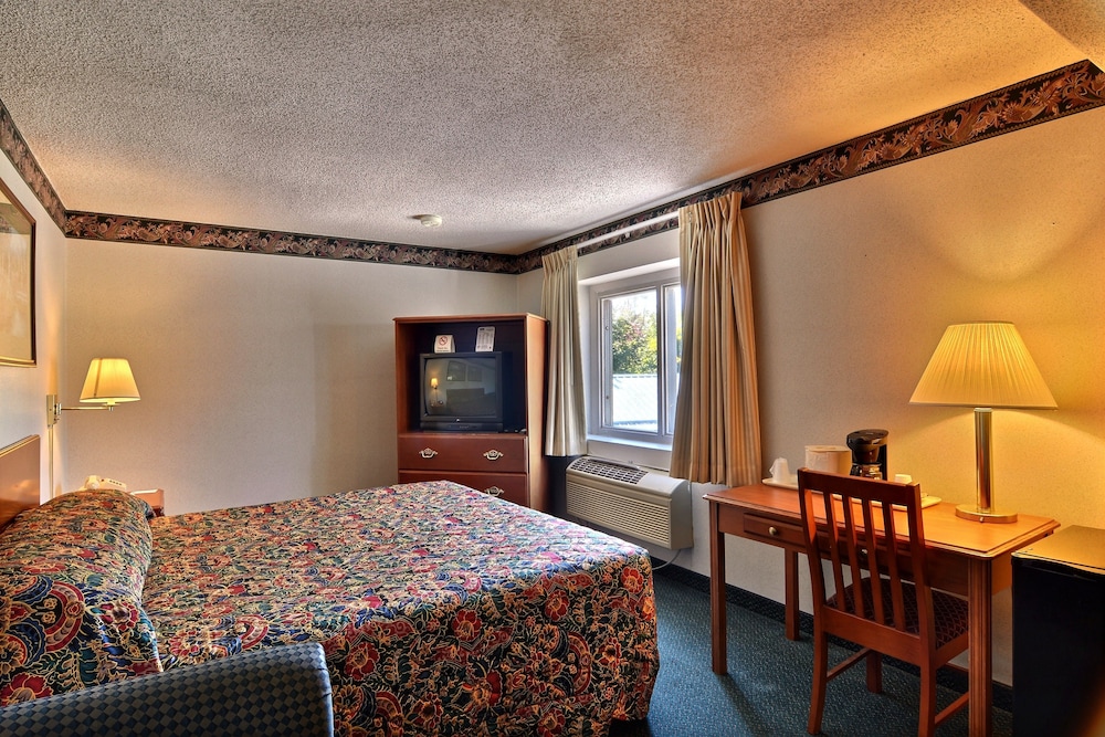 Standard Room, 1 Queen Bed, Non Smoking - Photo 8