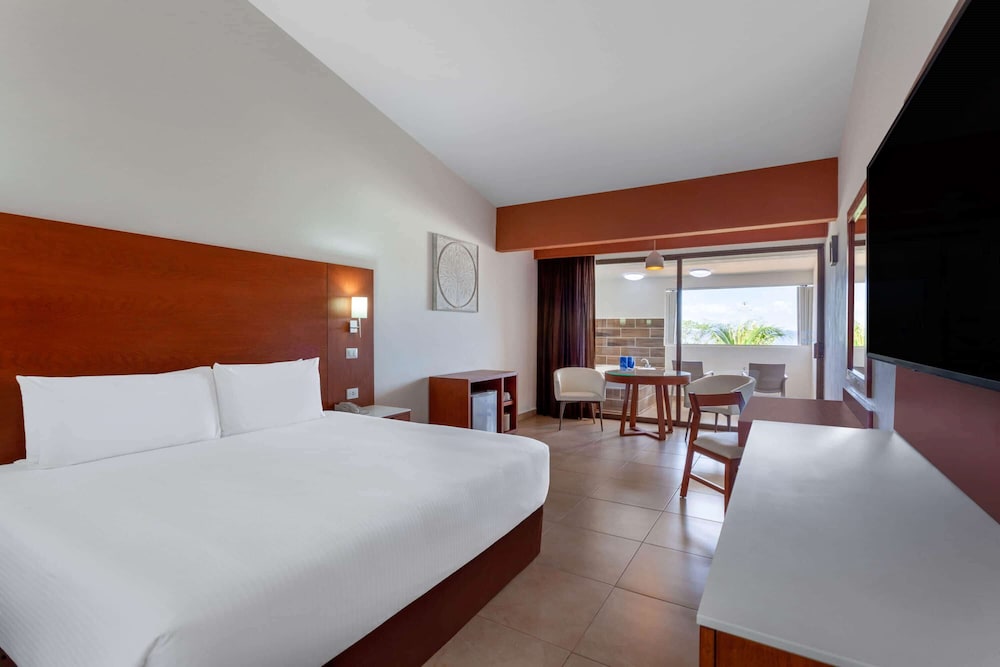 Junior Suite, 1 King Bed, Non Smoking - Photo 6