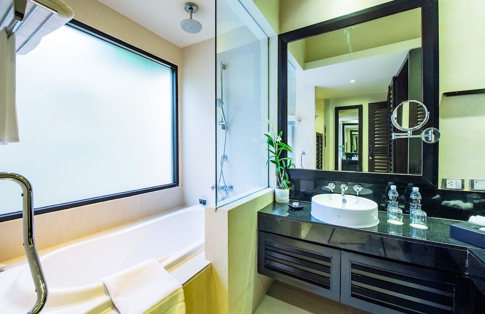 Deluxe Room, Sea View - Photo 19