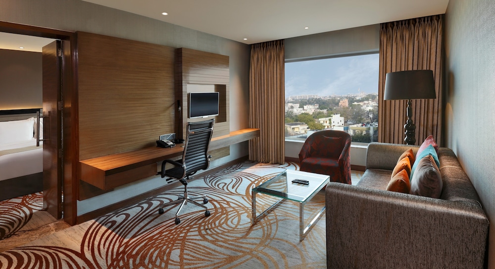Suite, 1 King Bed, Smoking
