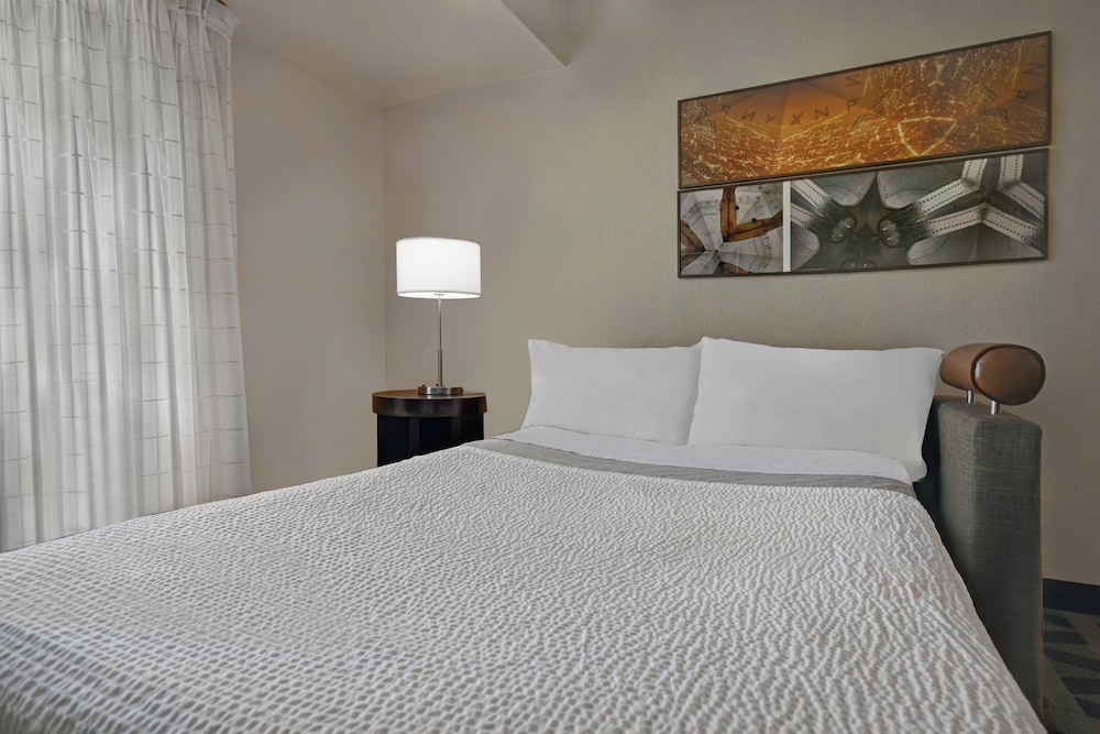 Studio, 1 Queen Bed with Sofa bed (Mobility Accessible, Tub) photo 2