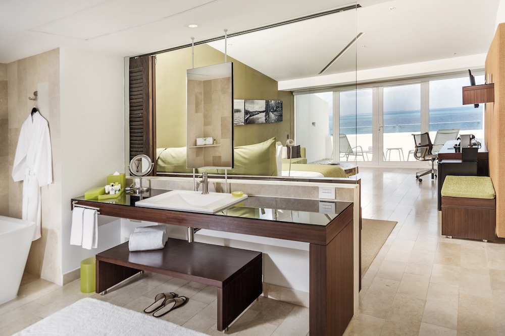 Club Room, 1 King Bed, Terrace, Ocean View thumbnail 5
