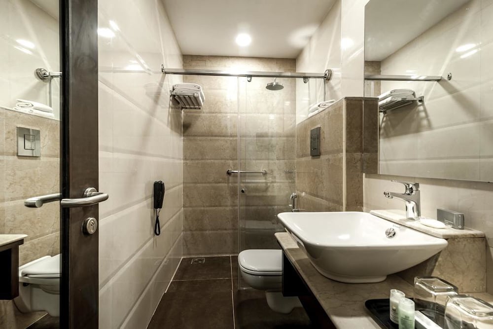 Deluxe Room, 1 King Bed, Non Smoking photo 2