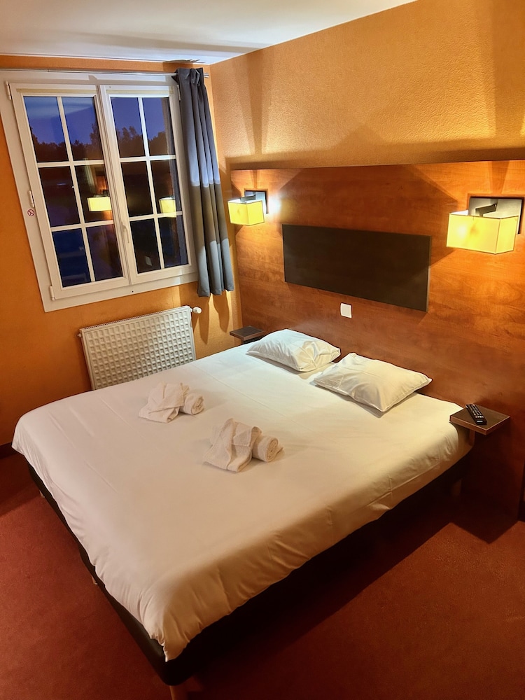 Economy Double Room, 1 King Bed, Non Smoking photo 3