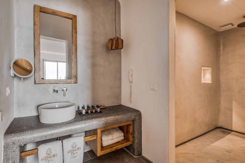 Suite, Jetted Tub, Sea View - Photo 3