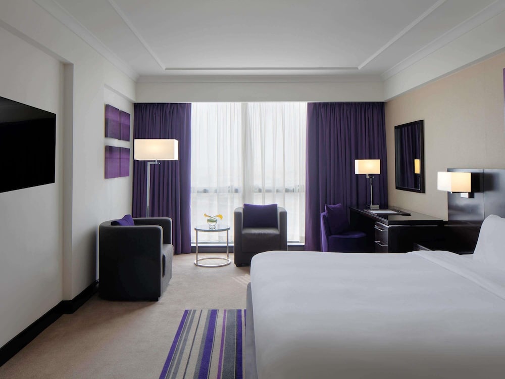 Executive Suite, 1 King Bed with Sofa bed thumbnail 6