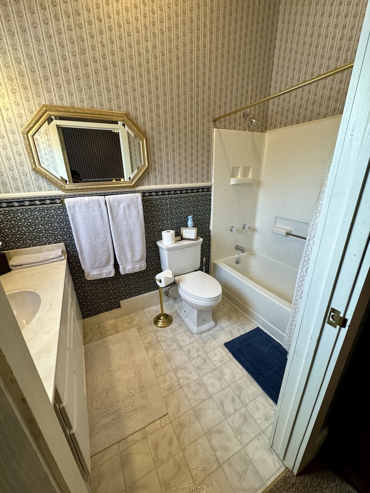 Room (No Pets) photo 2