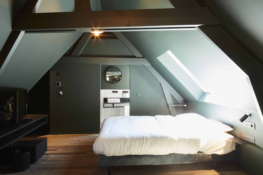 Deluxe Room - Photo 9