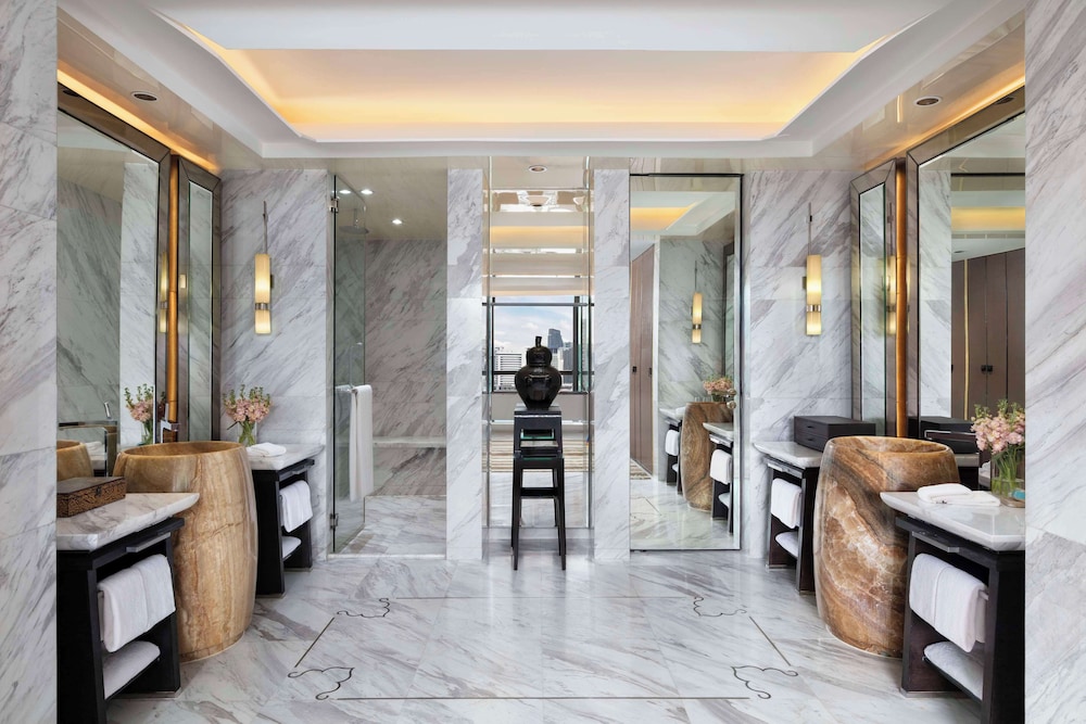The Presidential Suite with Executive Lounge Benefit thumbnail 5