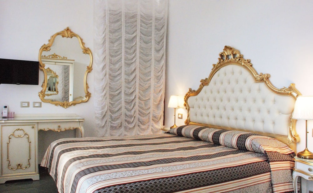 Superior Double Room, Canal View photo 3