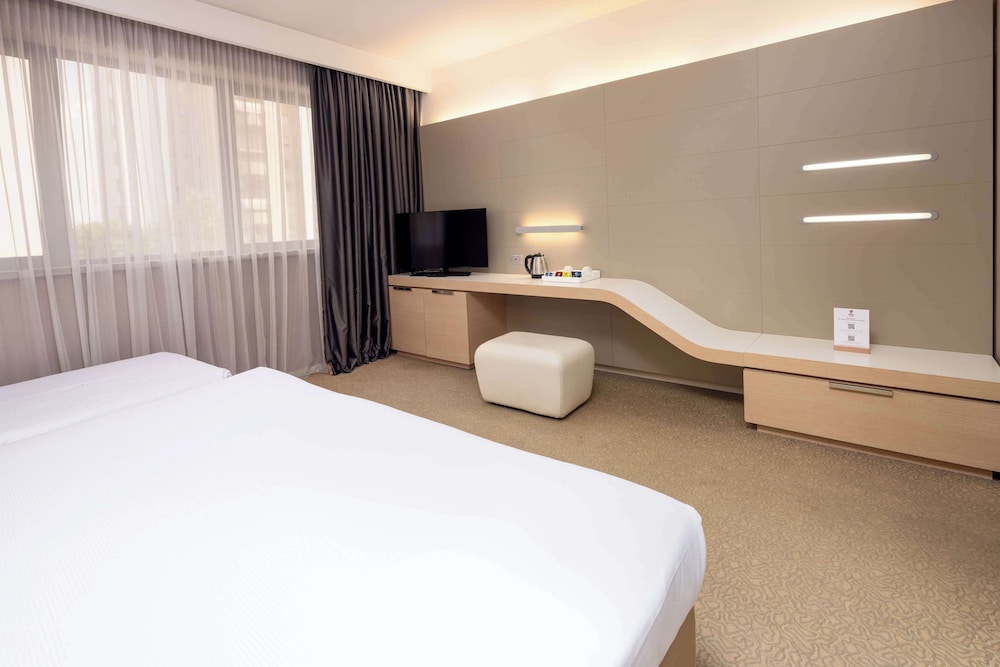 Standard Room, Multiple Beds thumbnail 5