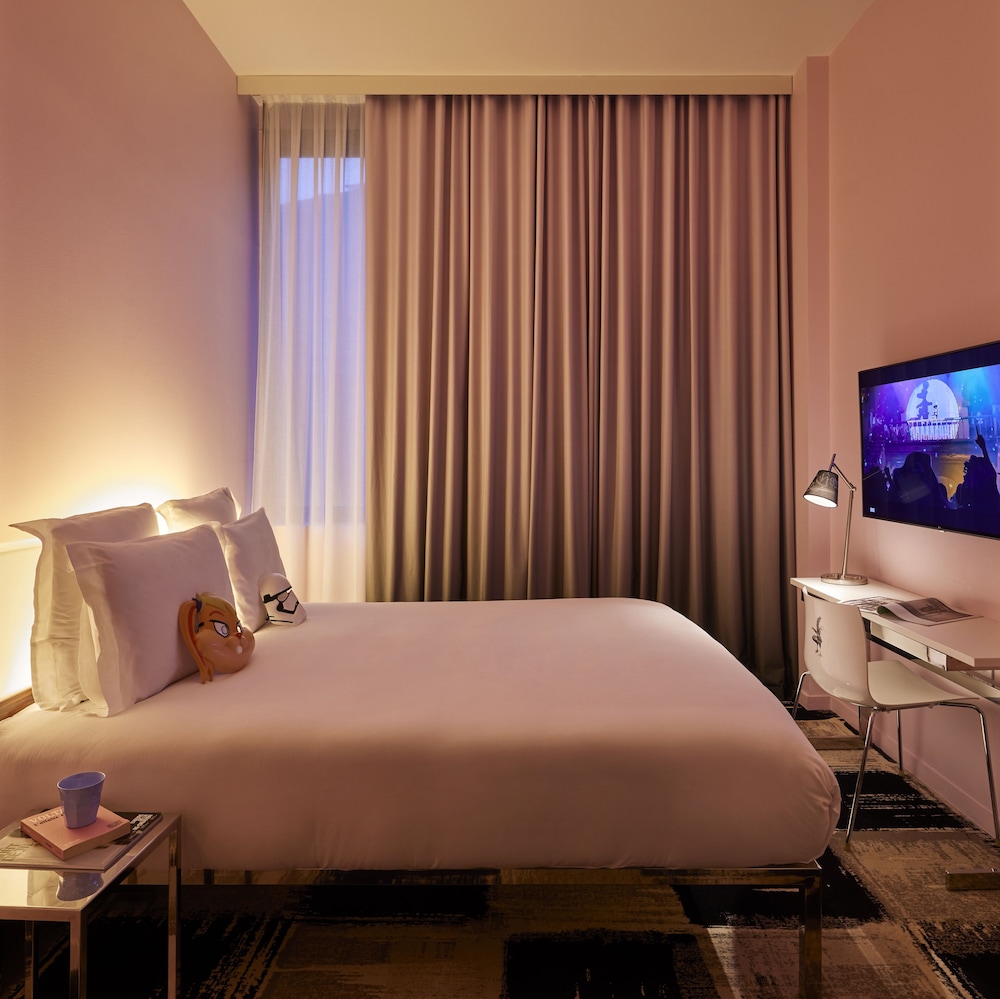 Room, 1 Queen Bed (Medium Mama Double), photo 6