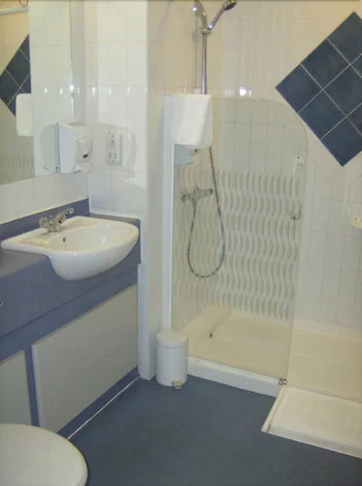 Standard Double Room - Photo 8