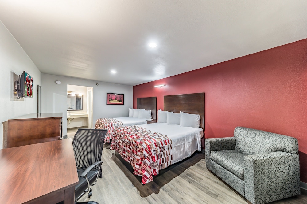 Deluxe Room, 2 Queen Beds (Smoke Free) - Photo 1