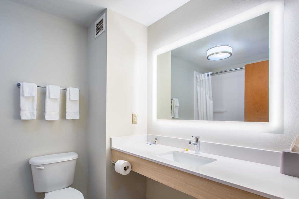 Standard Room, 1 King Bed (Walk-In Shower) - Photo 4