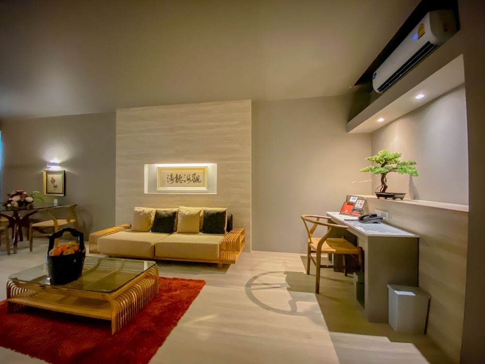 Executive Suite Room - Photo 21